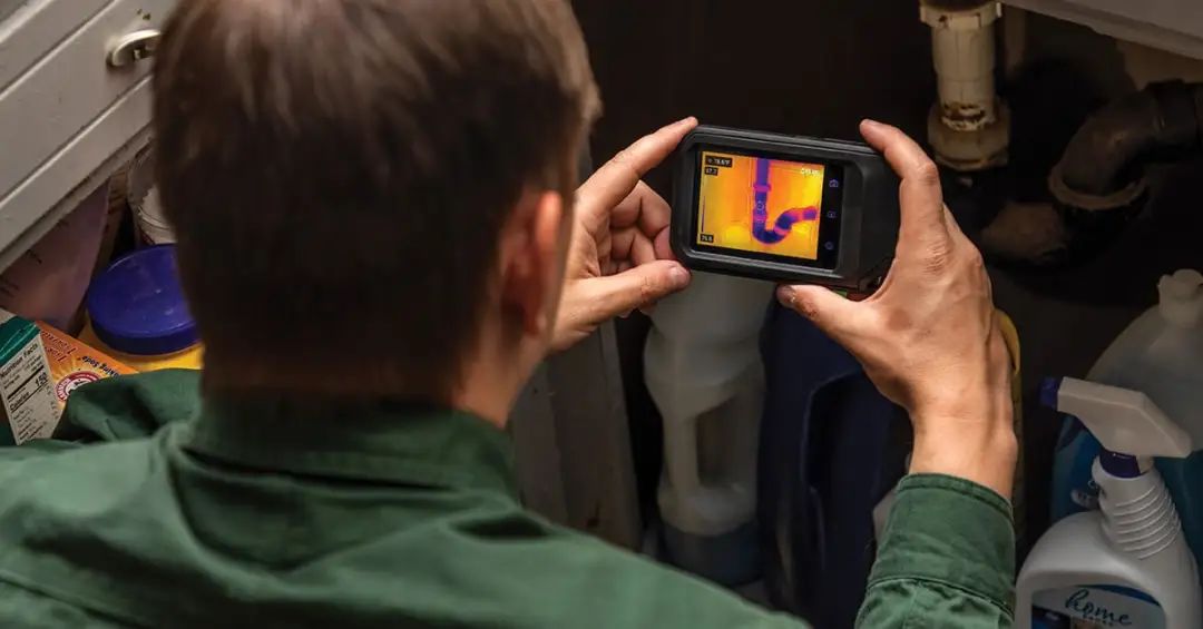 FLIR C3-X的电池可以连续工作4小时，而FLIR ONE Pro只有40分钟.jpg